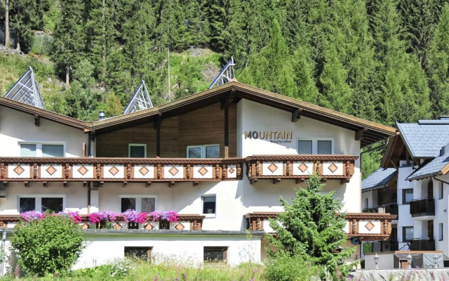 Mountain Apartments - living by Salner