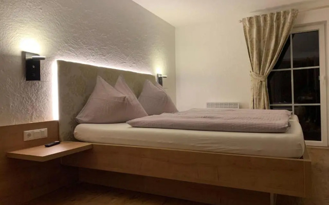 Ferienhof-Oberer-Gollmitzer-2-5-km-oberhalb-von-Heiligenblut-ruhige-sonnige-Lage-Glocknerblick