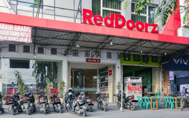 RedDoorz Plus @ Cemara Asri Medan