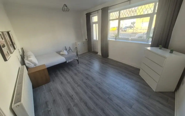 City Centre 6-bed Swansea Getaway