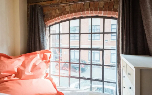 The Warehouse Loft - Trendy Converted Warehouse 3bdr