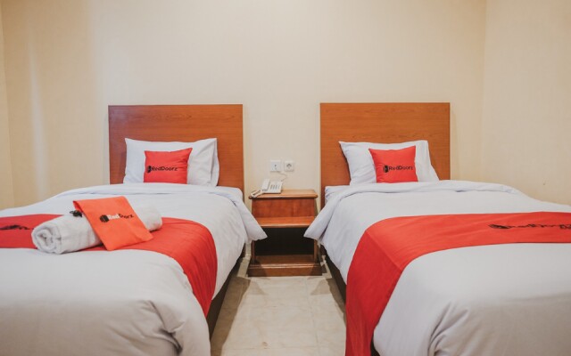 RedDoorz Plus near Plaza Blok M