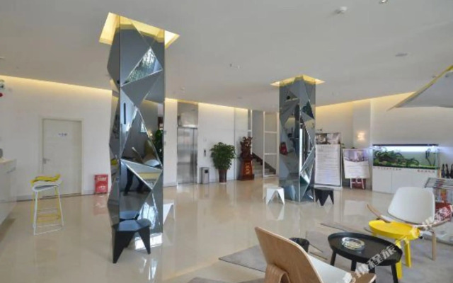 Golden Dragon Hotel (Shuanghu Avenue Subway Station)