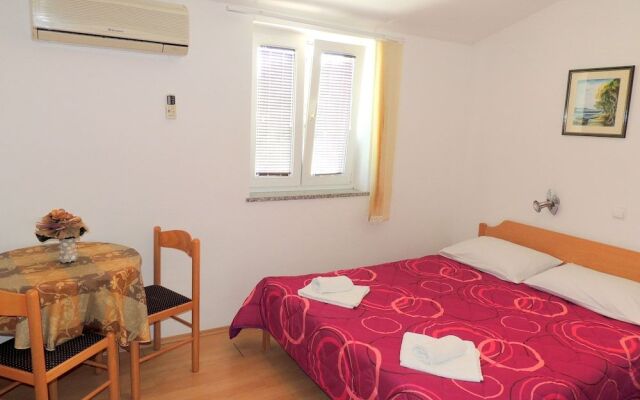 Apartment and rooms Brzac