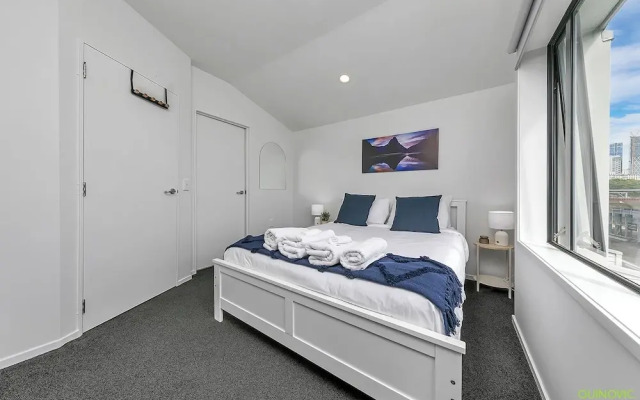Parnell Gem w/ Balcony & Parking Near Arena