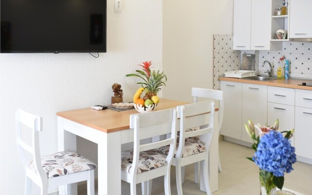 Awesome Apartment in Makarska With Wifi and 1 Bedrooms
