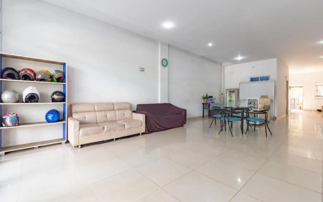 RedDoorz Plus Near Kepri Mall