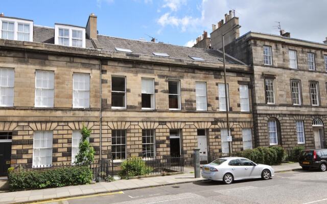 331 Attractive 2 Bedroom Apartment in Edinburgh s Georgian New Town