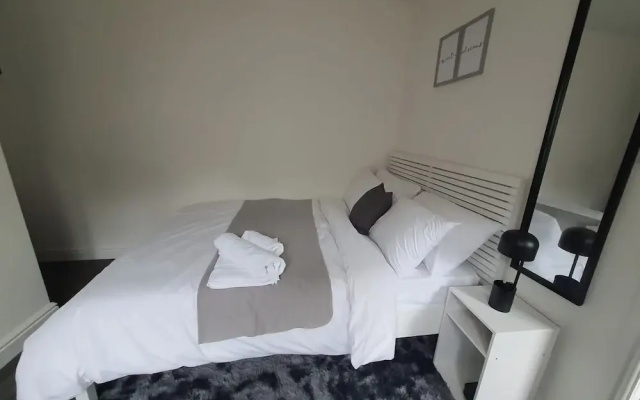 Private Room - Ensuite Bathroom - Free Parking