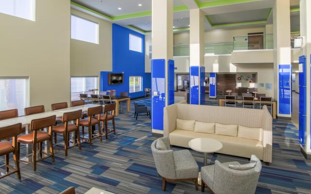 Holiday Inn Express & Suites Raymondville, an IHG Hotel