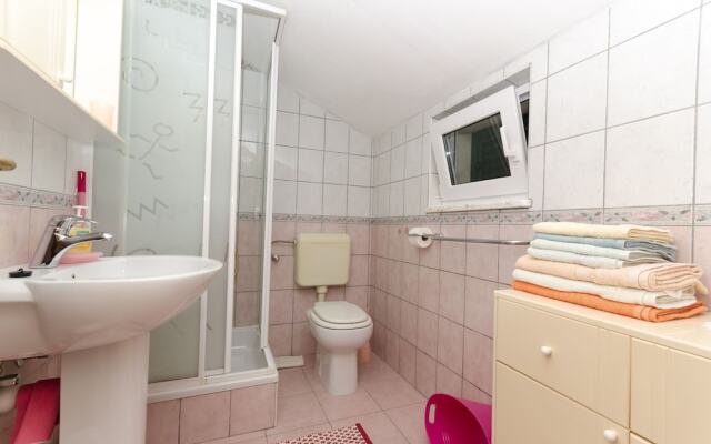 Apartment and Rooms Mate