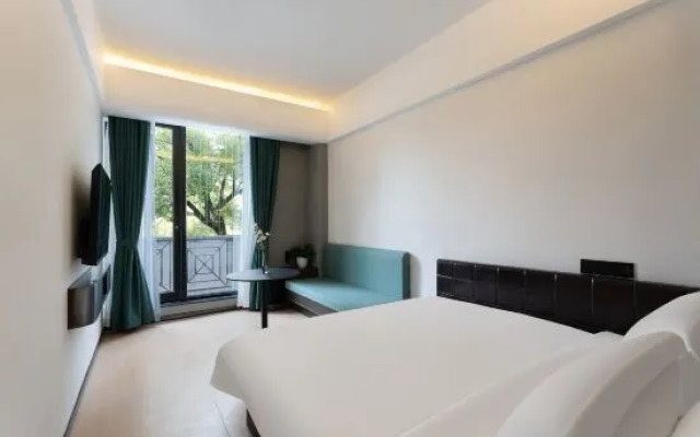 Shanghai Pudong Xiangguo Hotel (Huinan Metro Station)