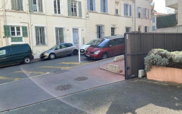 T2 proche de la gare, à 10 minutes à pieds de la Croisette, piscine & parking dans résidence de haut standing