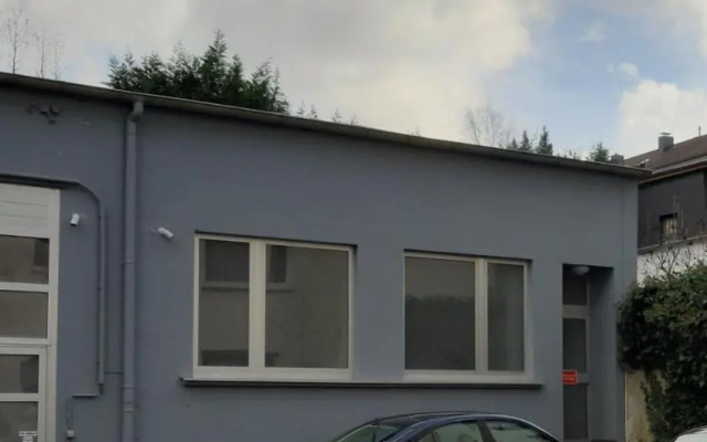 Modern und Ruhig in Wuppertal mit Heimkino-Beamer! Top Ausstattung und Privatparkplatz an der Unterkunft