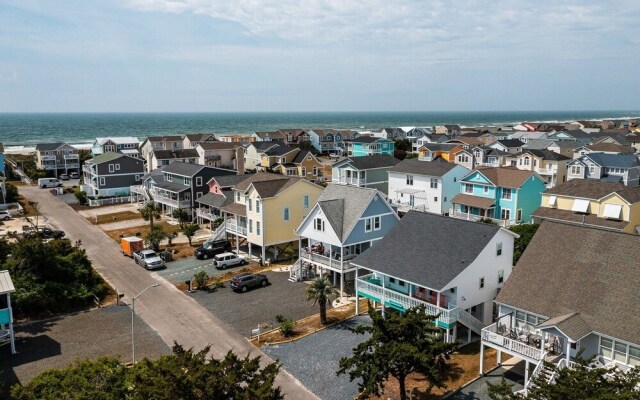 Dream Weaver 4 Bedroom Home by RedAwning