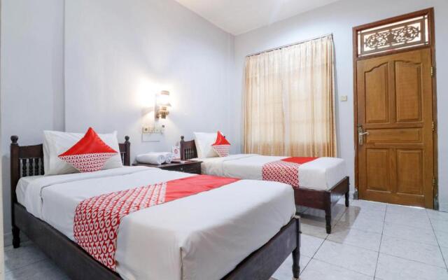 OYO 2411 Taman Mekar Beach Inn 2