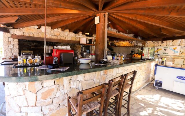 Bastas Hotel & Studios