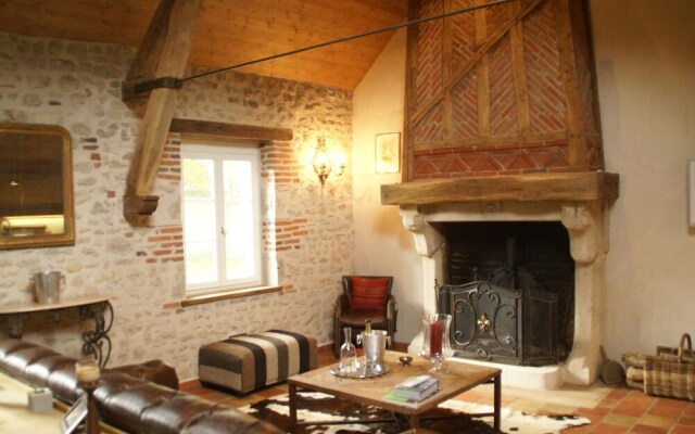 Unique Holiday Home With Pool in Combreux Centre