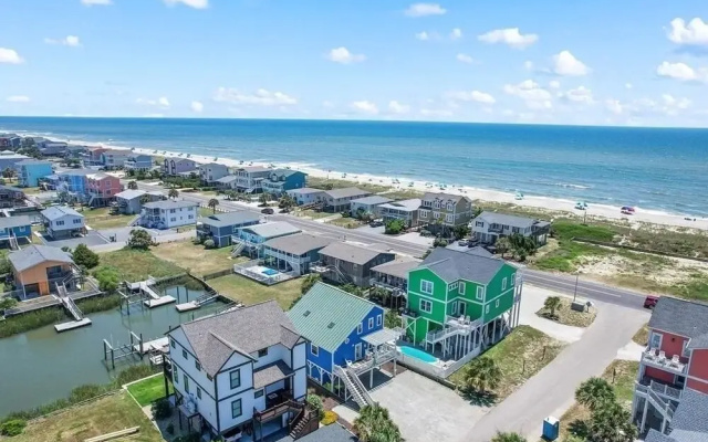 Heaven's Anchor 3 Bedroom Home by RedAwning