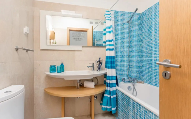 JOIVY Sleek House W/Balcony & 2 Terraces In Porto