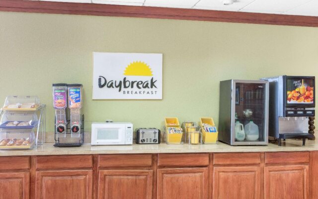 Alice-Days Inn Golfing Area