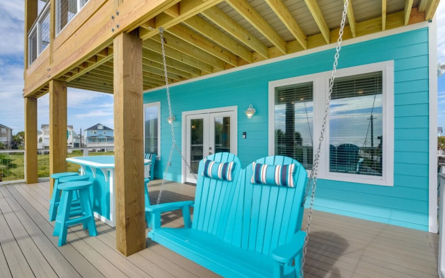 Steps to Beach: Vibrant House in Galveston!