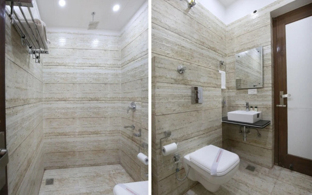 OYO 9420 Hotel Silver Palm