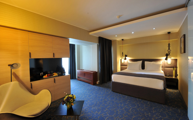 Crystal Palace Hotel - Image 7