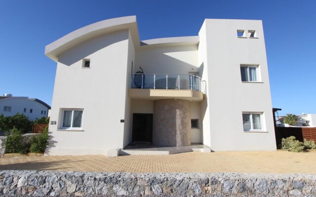 Villa With 5 Bedrooms in Tatlisu, With Pool Access, Enclosed Garden an