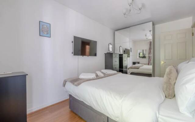 Bright 1 Bedroom Flat in Kensington Olympia