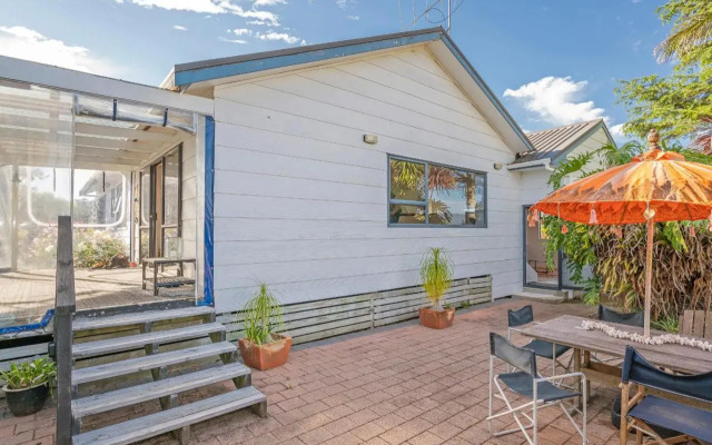 Manuka Bach - Matarangi Holiday Home