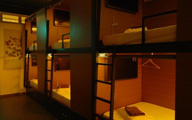 Chic Capsule Otel