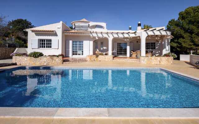 Beautiful 3-bed Villa in Faro Spool & Seaview