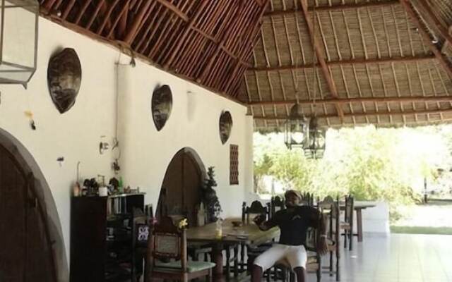 Travellers Paradise Diani - Hostel