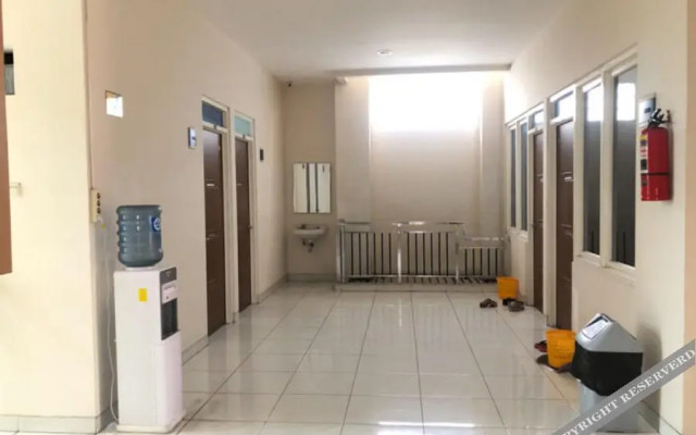 Simple Room at Kost Harian 45