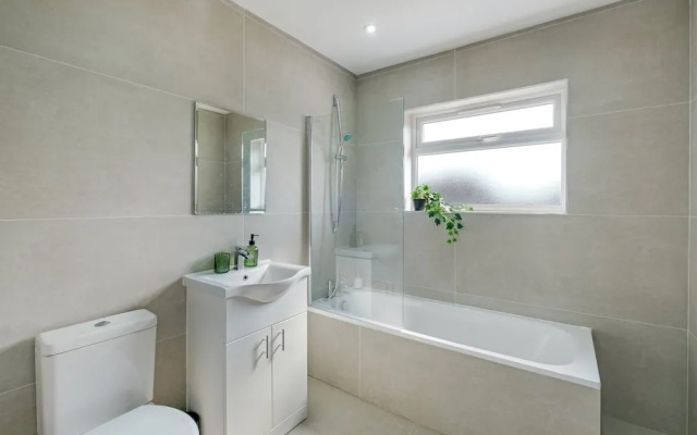 Newly Converted 3 Bed Apt. in Hounslow