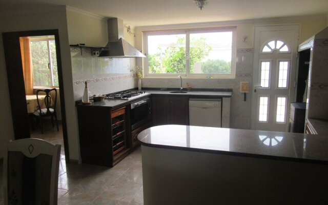 5-bed Villa for Families in Prazeres Free Parking