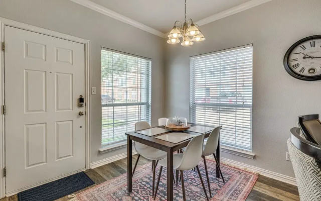 Central College Station Townhome w/ Community Pool