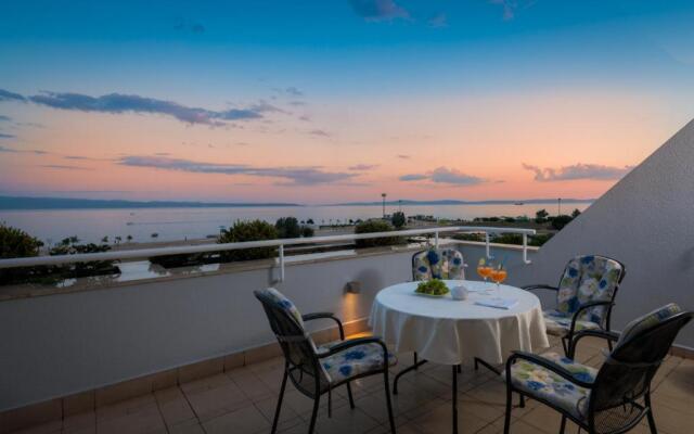 Seaside Apartment Gold 1row