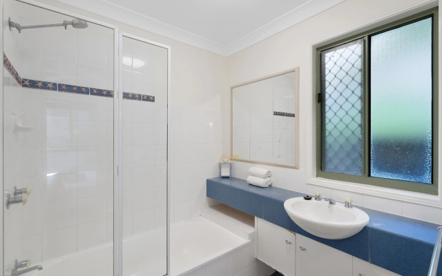 MAIN STAY - 100m to patrolled beach, pool, wifi, close to cafes – Bathroom – Point Lookout