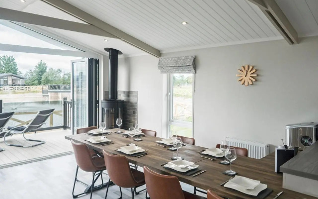 The Riverside Lodge - UKC4058