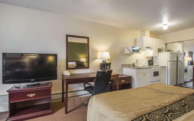 Econo Lodge Inn & Suites