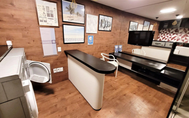 Apartamento com serviços a 300 metros do mar