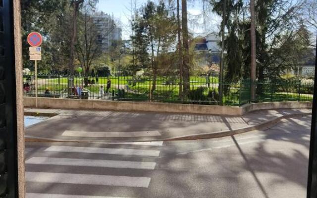 Magnifique studio face au parc thermal