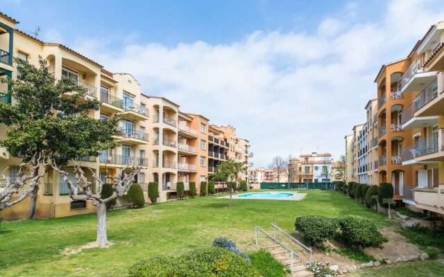 Alluring Apartment in Empuriabrava With Swimming Pool