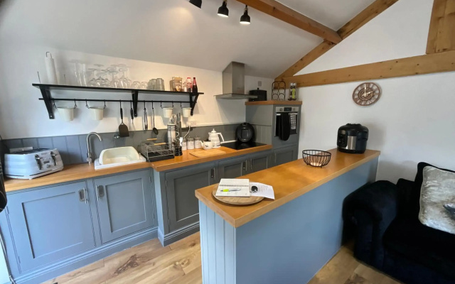 Adorable 1 bedroom guest house with free parking