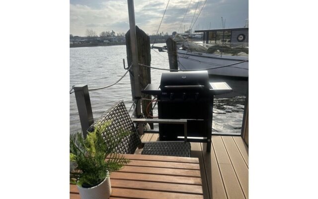 Premium Houseboat Blue Lagoon