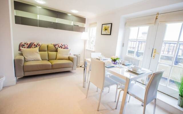 Light And Airy 1Bed Barons Court Flat Lift And Balcony