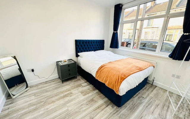 Southsea 5-bed Seaside Retreat- Sleeps 11 & Garden