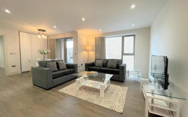 Spectacular 2 Bedroom Apartment in Great Location
